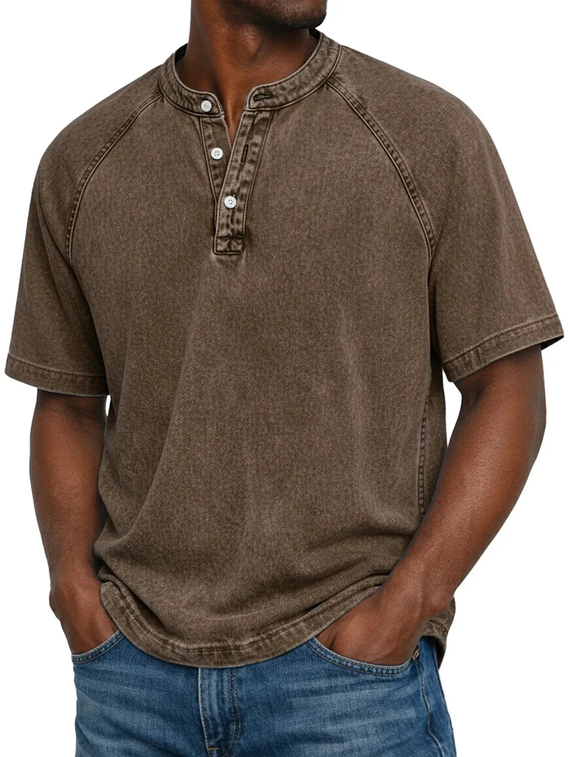 Mann trägt das ausgewaschene Henley-Shirt mit Raglanärmeln in Braun, Frontansicht mit Knopfleiste und Jeans. 8