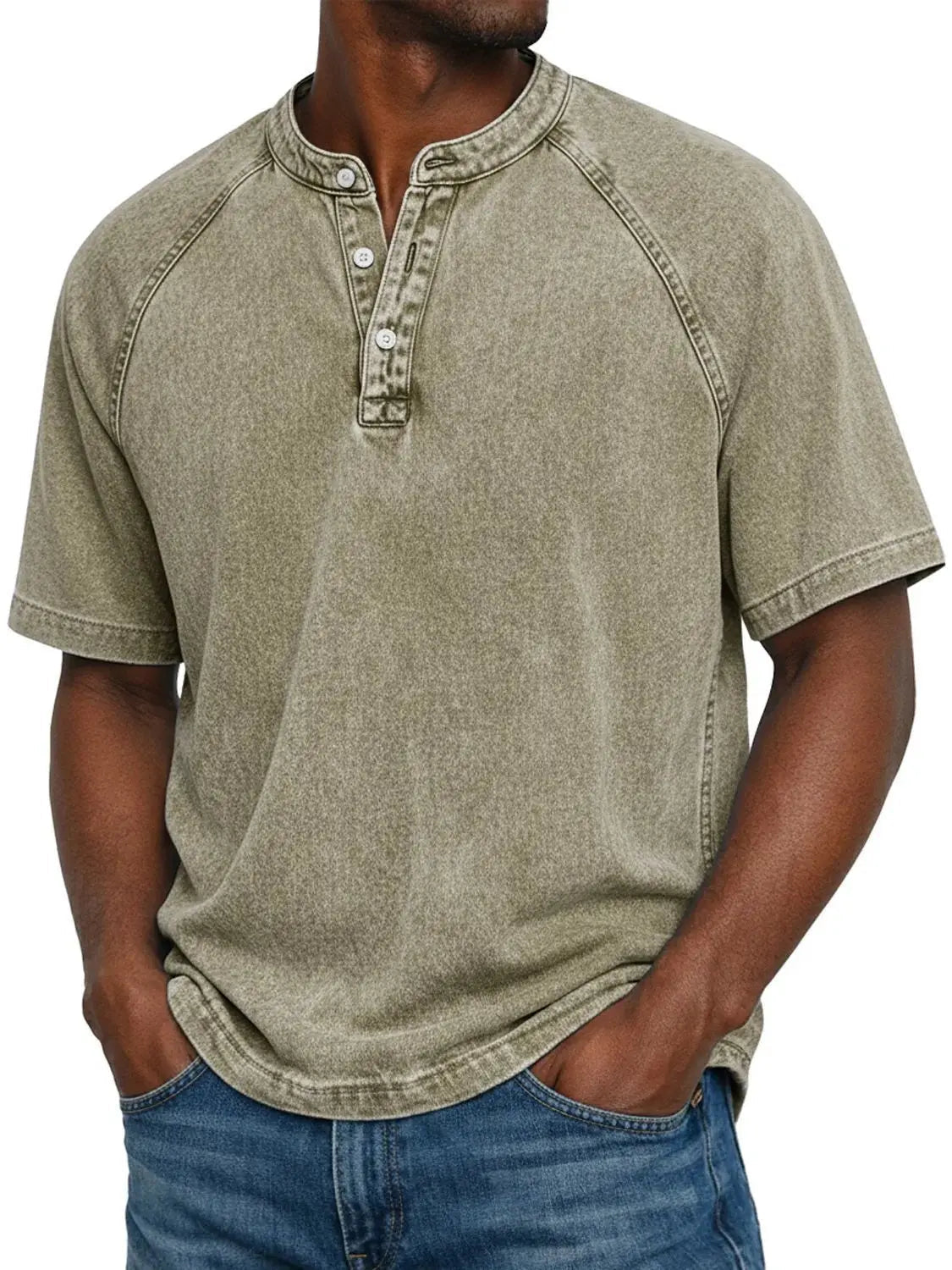 Mann trägt das ausgewaschene Henley-Shirt mit Raglanärmeln in gedecktem Khaki, Frontansicht mit Knopfleiste und Jeans. 9