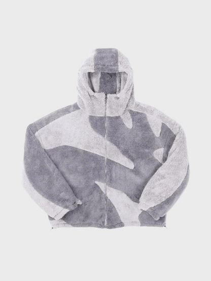 Dieselbe Kapuzenjacke in hellem und mittlerem Grau mit Segmentmuster, Frontansicht mit geschlossenem Reißverschluss und Kordelzug an der Kapuze. 2