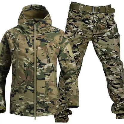 Jacke und Cargohose im mehrfarbigen Tarnmuster in Oliv, Beige und Braun, mit olivfarbenem Gürtel. 6