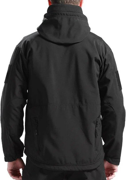 Rückansicht der schwarzen Kapuzenjacke an einem Mann, mit Klettfläche am Ärmel und Taschen am unteren Rücken. 7