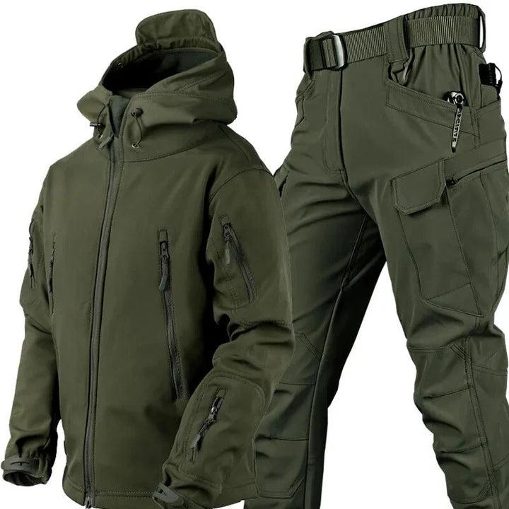 Kapuzenjacke mit Reißverschluss und Cargohose mit Gürtel in Olivgrün, nebeneinander vor weißem Hintergrund. 1