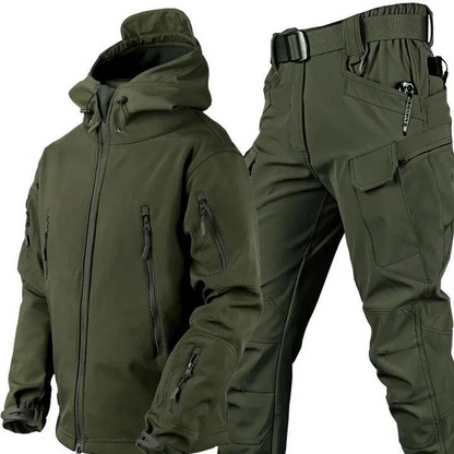 Kapuzenjacke mit Reißverschluss und Cargohose mit Gürtel in Olivgrün, nebeneinander vor weißem Hintergrund. 1