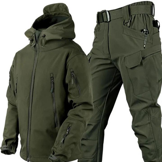 Kapuzenjacke mit Reißverschluss und Cargohose mit Gürtel in Olivgrün, nebeneinander vor weißem Hintergrund. 1