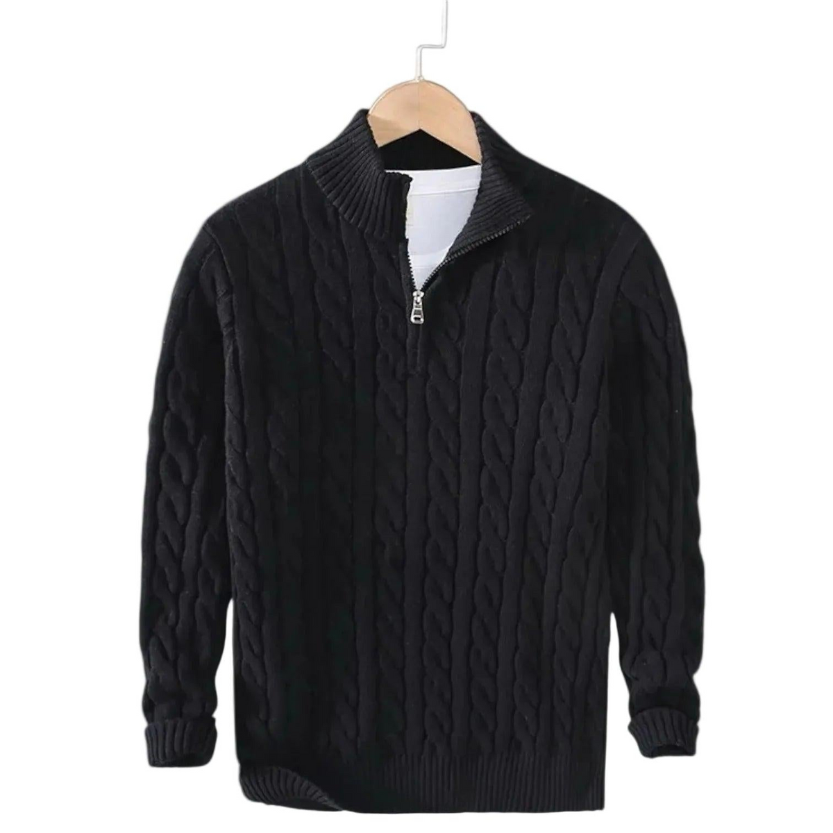 Schwarzer Zopfstrick-Pullover mit Stehkragen und Reißverschluss auf einem Holzbügel, darunter ein weißes Shirt. 2
