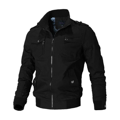 Schwarze Herren-Bomberjacke, Reißverschluss, Taschen, stilvoll, modisch, Freizeitkleidung.