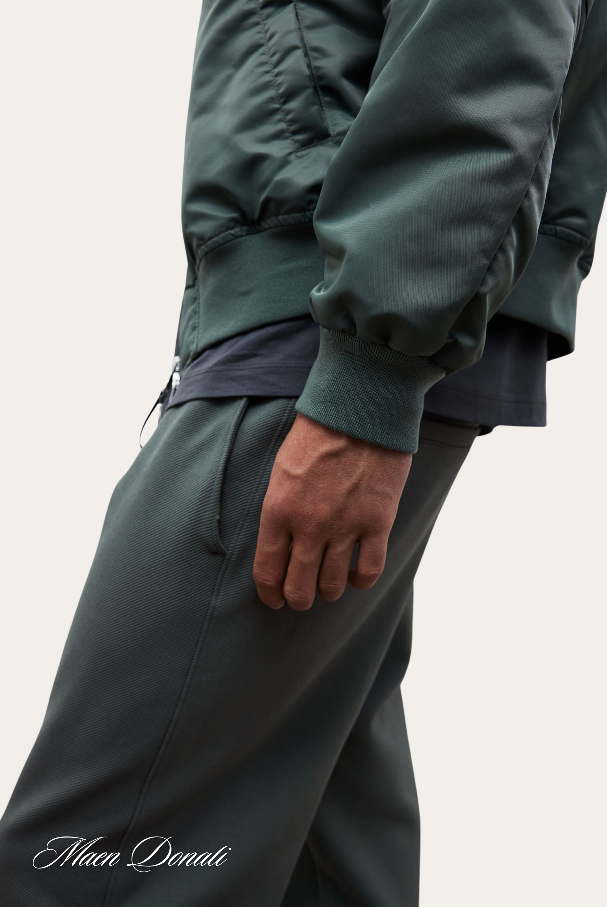 Grüne Bomberjacke und Jogginghose, Herrenmode, Freizeitkleidung, sportlich, modern.