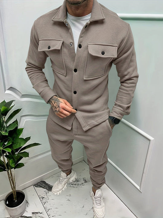 Mann in beigem Freizeitanzug mit Hemdjacke und Jogginghose, modisch, bequem, modern.