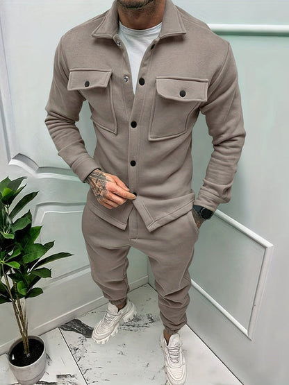 Mann in beigem Freizeitanzug mit Hemdjacke und Jogginghose, modisch, bequem, modern.