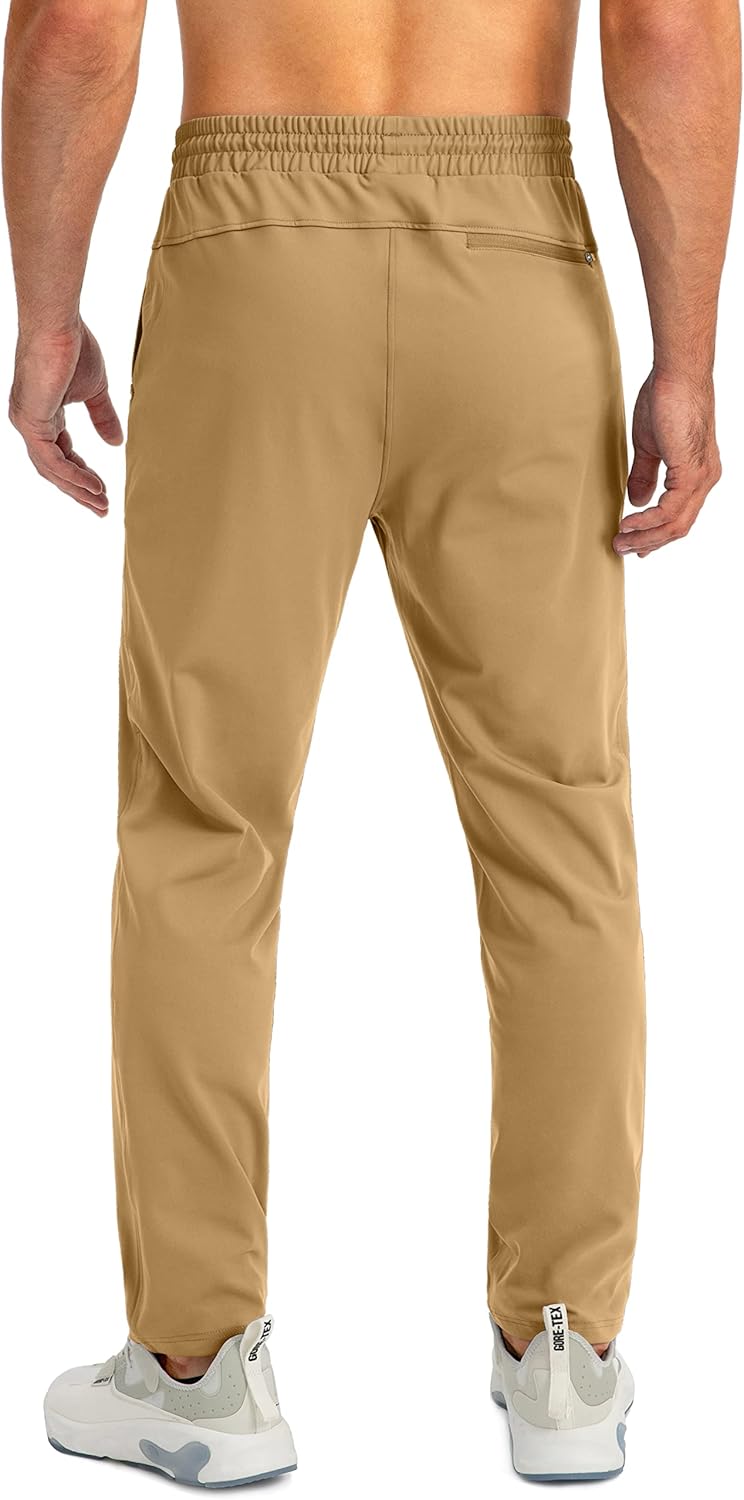 Mann in beige Sporthose, elastischer Bund, Rückansicht, weiße Sneaker, Fitnessbekleidung.
