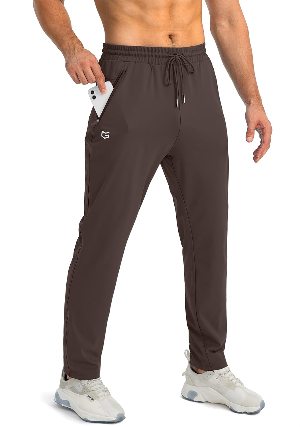 Mann in brauner Jogginghose mit Smartphone-Tasche, sportlich, bequem, ideal für Fitness.