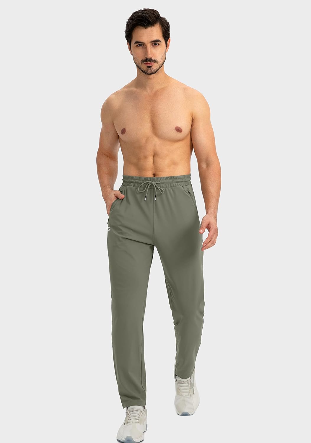 Mann in olivgrüner Jogginghose, sportlich, Fitnessmode, bequem, atmungsaktiv, mit Taschen.
