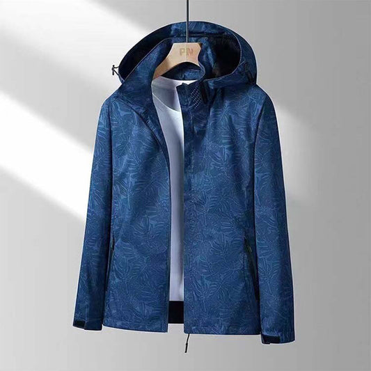 Dunkelblaue Herrenjacke mit Kapuze, floralem Muster, ideal für Outdoor-Aktivitäten.