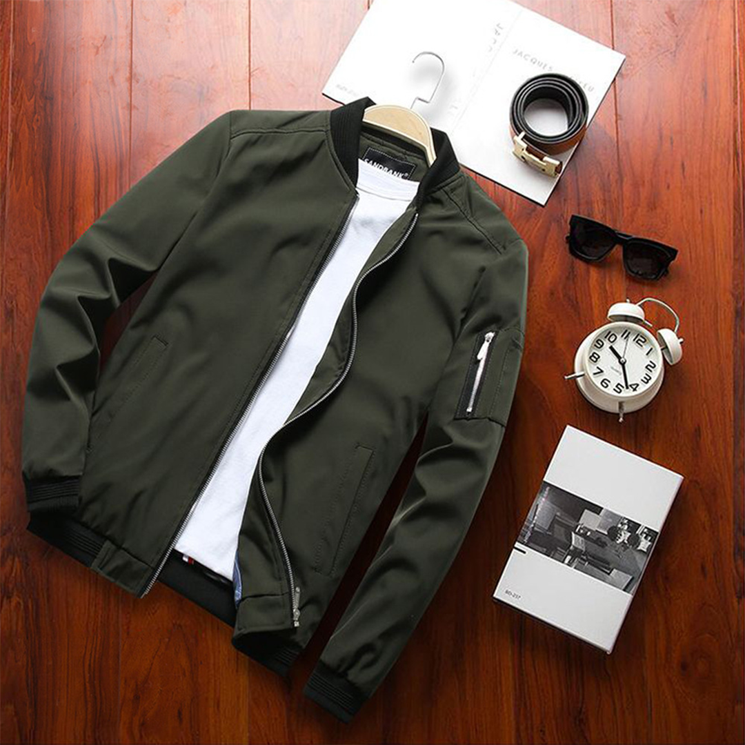 Olivgrüne Herren-Sommerjacke, stilvoll, kurz, mit Reißverschluss, auf Holzboden.