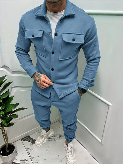 Mann in hellblauem Jogginganzug mit Taschen, weiße Sneaker, moderne Herrenmode.
