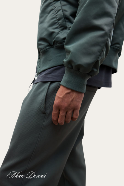 Grüne Bomberjacke und Jogginghose, Herrenmode, Freizeitkleidung, Nahaufnahme, Milan Deradi.