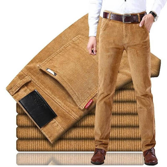 Hellbraune Cordhose für Herren, elegant, modisch, ideal für Herbst und Winter, bequemes Material.