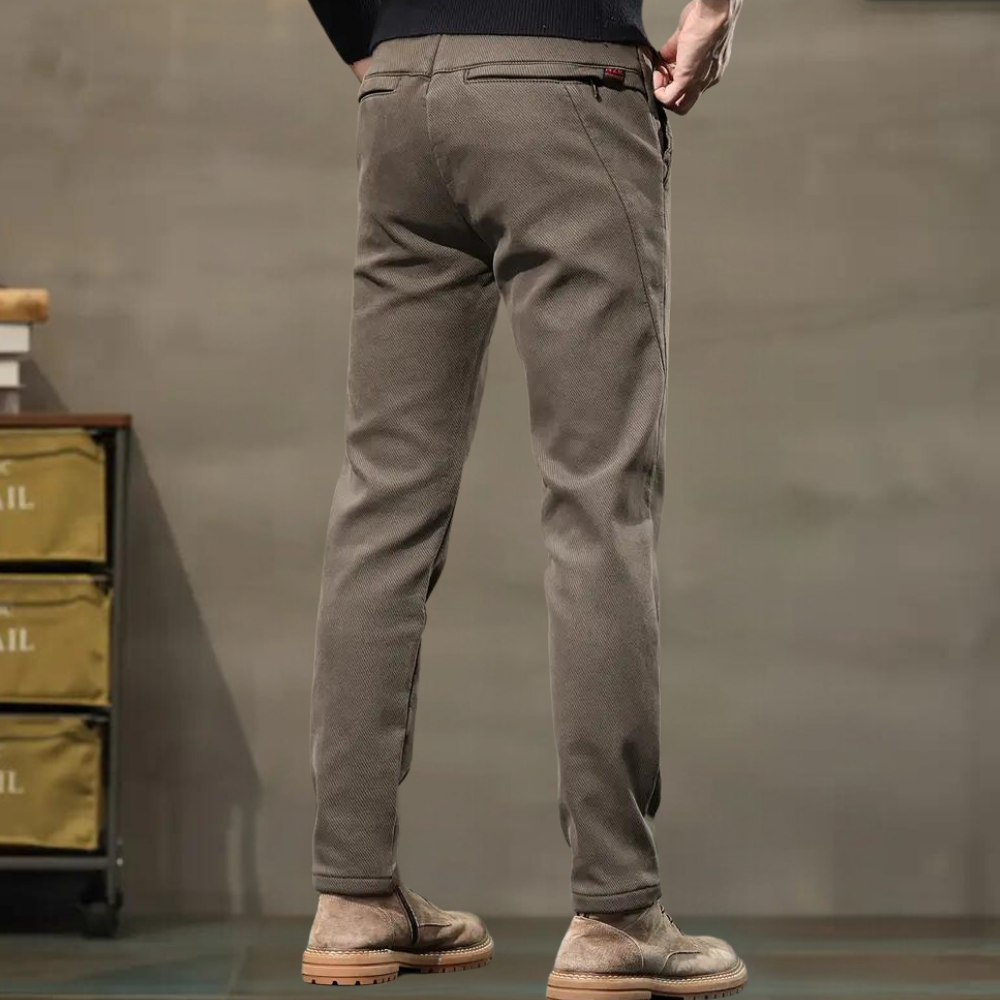 Herren Chinohose, beige, Baumwolle, lässig, Rückansicht, modisch, bequem, Freizeitkleidung.
