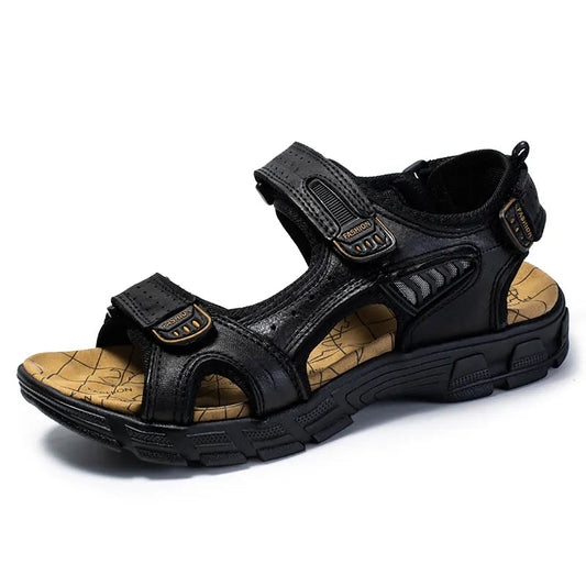 Schwarze Herrensandale aus Leder mit Klettverschluss, rutschfeste Sohle, ideal für Outdoor-Aktivitäten.