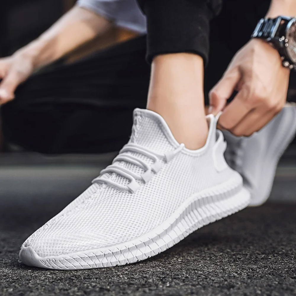 Weiße Herren-Sneaker, atmungsaktives Mesh, sportlich, modisch, bequem, Straßenlauf.