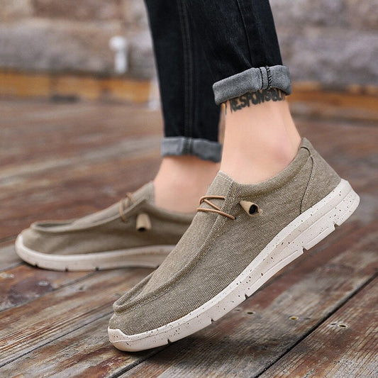 Beige Herren-Sneaker aus Leinen, lässig, mit weißer Sohle, ideal für Freizeit und Alltag.