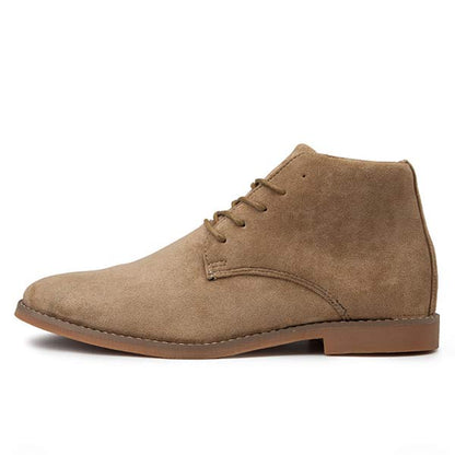 Beiger Wildlederstiefel für Herren, knöchelhoch, mit Schnürung, elegantes Design.