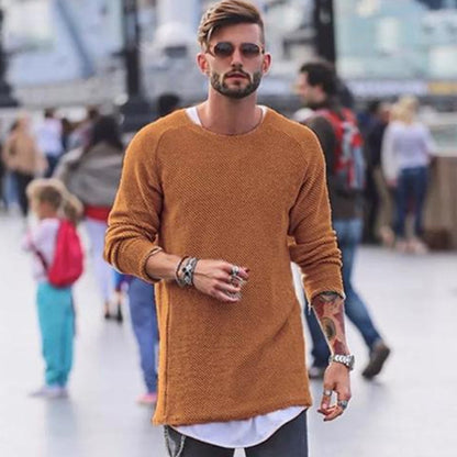 Mann in orangefarbenem Strickpullover, lässiger Stil, urbaner Hintergrund, modische Herrenbekleidung.