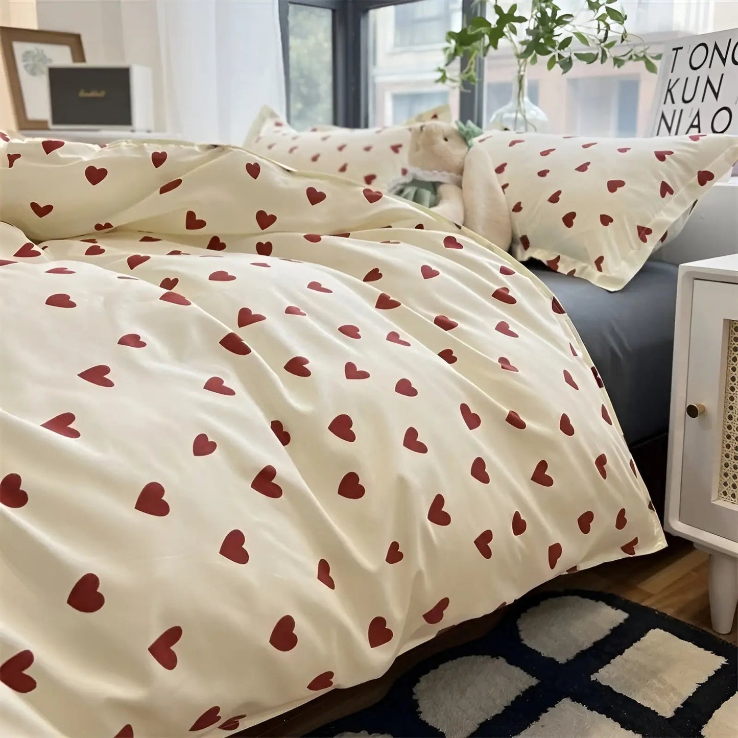 Herzmotiv Bettwäsche-Set, cremefarben, rote Herzen, Baumwolle, Schlafzimmer-Dekor, modern.