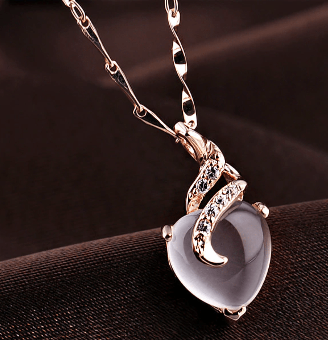 Herz-Halskette aus Opal mit goldener Kette, elegantes Schmuckdesign für Damen.