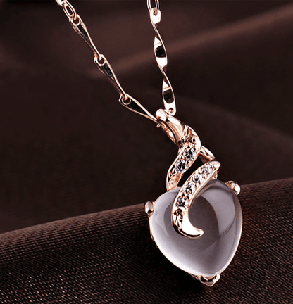 Herz-Halskette aus Opal mit goldener Kette, elegantes Schmuckdesign für Damen.