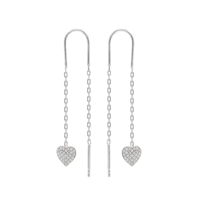 Silberne Herz-Ohrringe mit Ketten, funkelnde Kristalle, eleganter Schmuck, Damenaccessoire.
