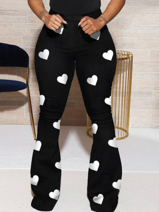 Schwarze Schlaghose mit weißen Herzmustern, Damenmode, trendige Kleidung, Freizeitlook.