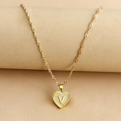 Goldene Herz-Halskette mit Buchstabenanhänger, elegantes Schmuckstück für Damen.