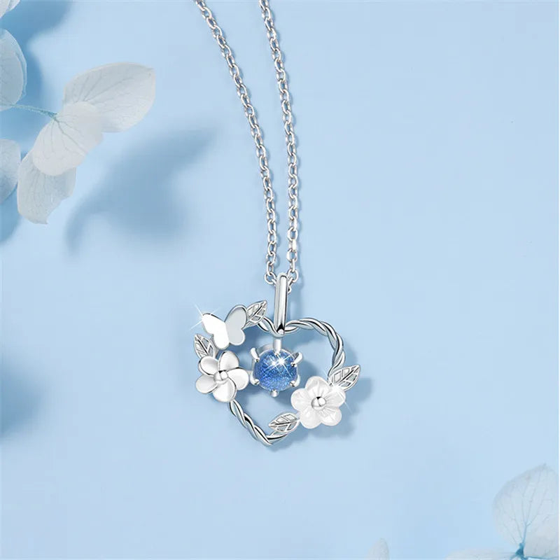 Silberne Halskette mit Herzanhänger, Blumen und Schmetterling, blauer Kristall, Damen-Schmuck.