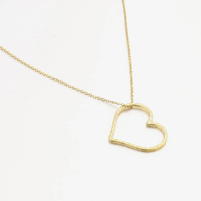 Goldene Herz-Halskette, filigranes Design, Damen-Schmuck, elegantes Accessoire, Geschenkidee.
