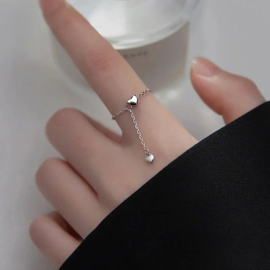 Silberner Herzring mit Kette, Damenmode, eleganter Schmuck, minimalistisch, Geschenkidee.