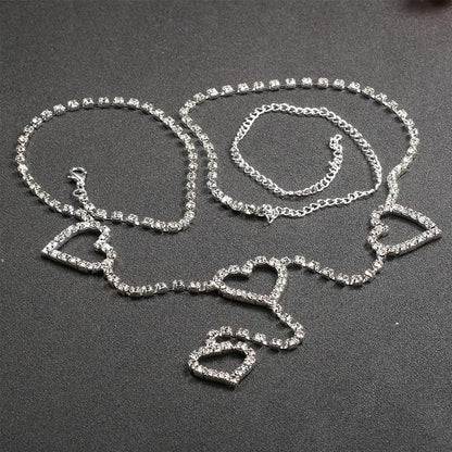 Silberne Herz-Halskette, funkelnde Strasssteine, elegantes Schmuckdesign, Geschenkidee.