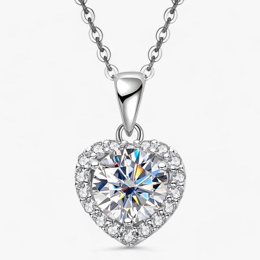 Herzförmiger Diamantanhänger aus Silber mit Kette, funkelnder Schmuck, elegantes Design.