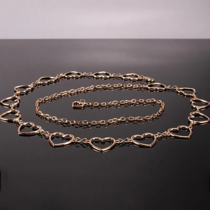 Goldene Herz-Halskette, elegantes Schmuckdesign, modisches Accessoire, Damenmode.