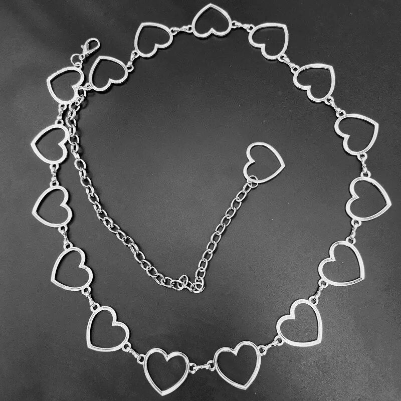 Silberne Herz-Halskette, modisches Schmuckstück, elegantes Design, Damenaccessoire.