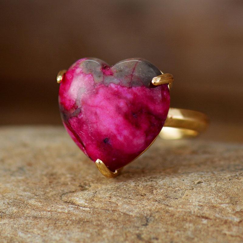 Herzförmiger Ring mit rosa Edelstein, goldene Fassung, verstellbar, Schmuck für Partys.