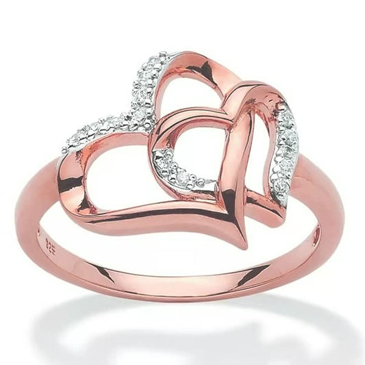 Roségoldener Herzring mit Diamantakzenten, elegantes Schmuckdesign für Damen.