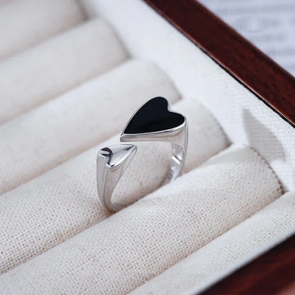 Silberring mit schwarzem Herz, Damenring, eleganter Schmuck, Geschenkidee, modisch, stilvoll.