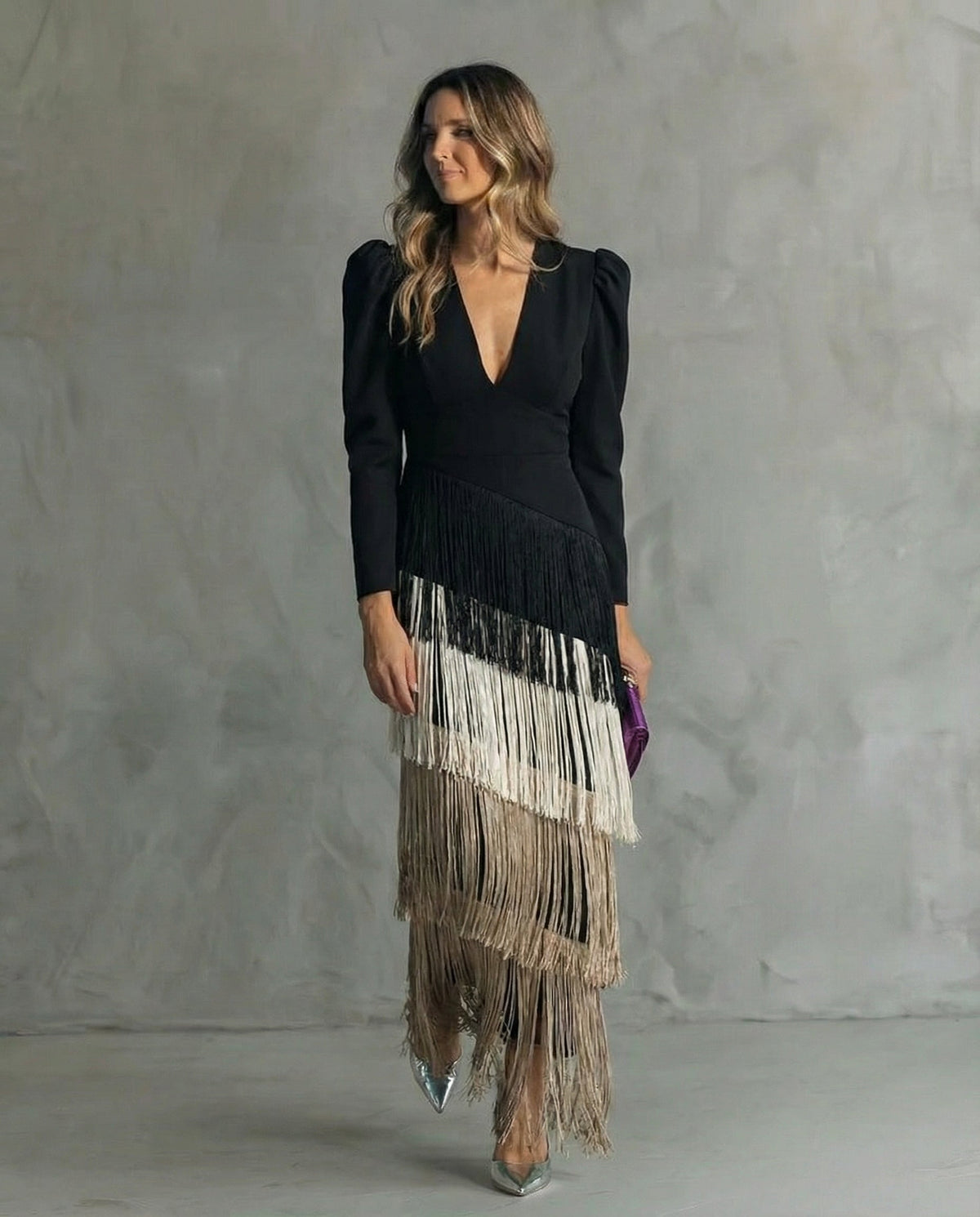 Das Kleid in Schwarz mit Fransen in Schwarz, Weiß und Beige, getragen von einem Model 5
