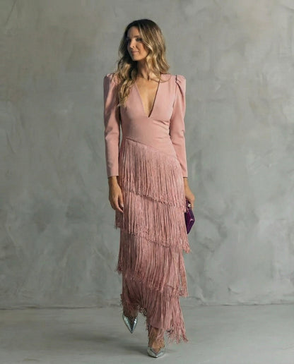 Das Kleid in Rosa mit gestuftem Fransenrock und langen Ärmeln, getragen von einem Model 7