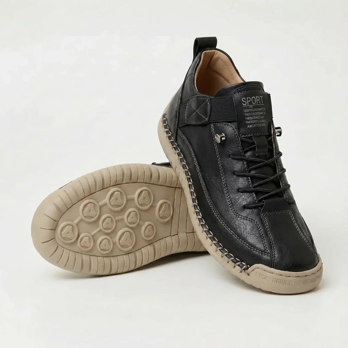 Schwarzer Sneaker mit beiger Sohle und sichtbarer Handnaht, ein zweiter Schuh zeigt die beige Profilsohle. 12