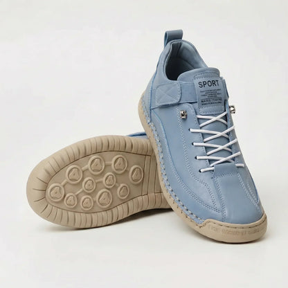 Hellblauer Glattleder-Sneaker mit weißen Schnürsenkeln und beiger Sohle, ein zweiter Schuh zeigt die Sohlenunterseite. 11