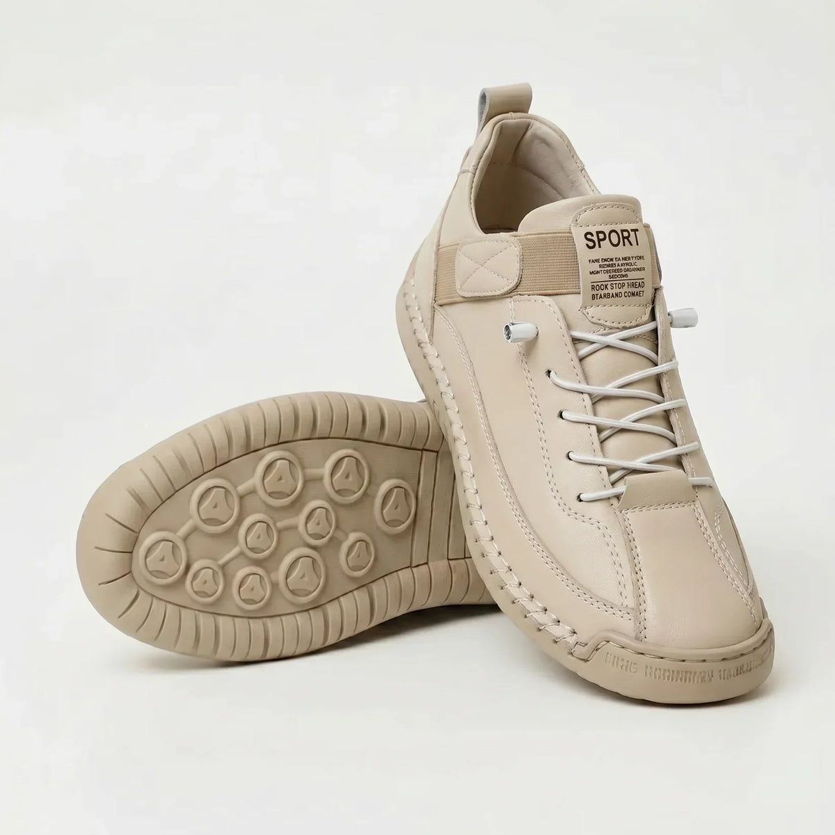 Cremefarbener glatter Sneaker mit weißen Schnürsenkeln und beiger Sohle, ein zweiter Schuh zeigt die Profilsohle. 10