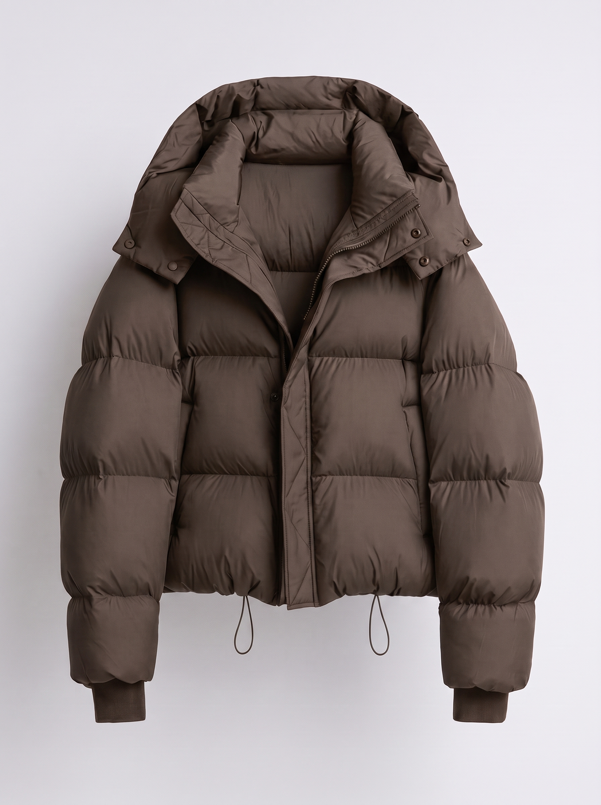 Braune Steppjacke mit abnehmbarer Kapuze und Druckknöpfen, flach fotografiert von vorn 2