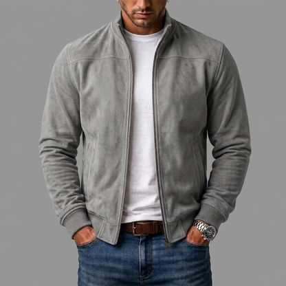 Mann trägt die graue Jacke in Wildlederoptik offen über weißem T-Shirt und Jeans, Rippbündchen an Ärmeln und Saum. 7